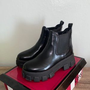 Platform black boots